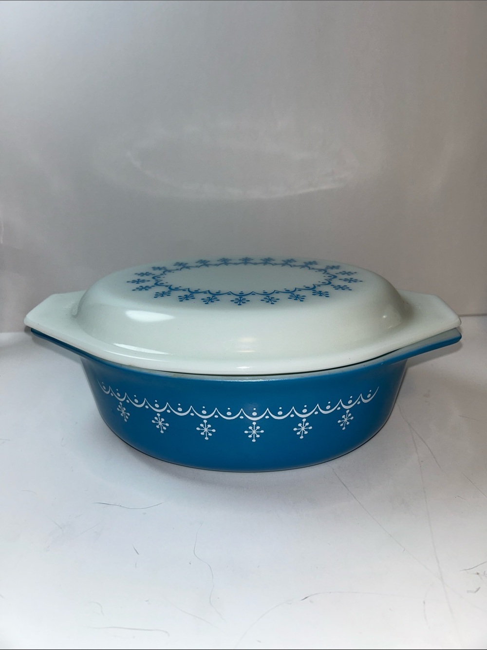 Vintage PYREX SNOWFLAKE Garland Casserole Dish W/Lid 1.5 QT. 043. #8 - Picture 3 of 17